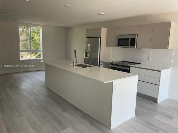 2555 NE 193rd St #2220, Unincorporated Dade County, Florida 33180, image 1