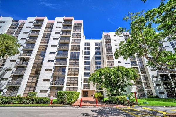 Plaza Of The Americas, 17021 N Bay Rd #216, Sunny Isles Beach, Florida 33160, image 2