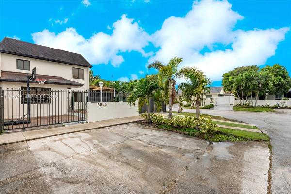Lakes Of Acadia, 5565 NW 194th Ln, Miami Gardens, Florida 33055, image 2