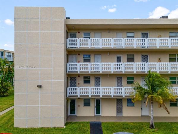 Meadowbrook Lakes, 1024 SE 3rd Ave #301, Dania Beach, Florida 33004, image 2