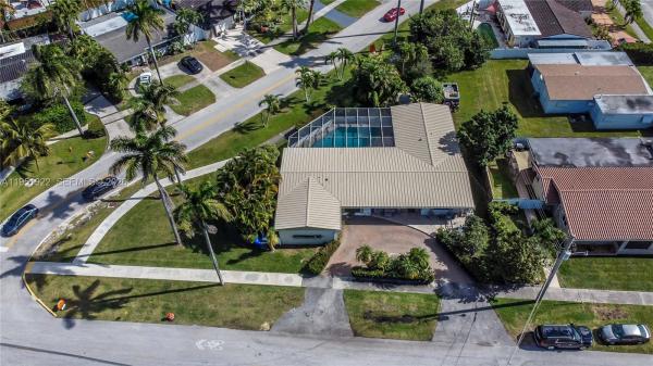 Country Club Homes, 910 N 14th Ct, Hollywood, Florida 33019, image 2