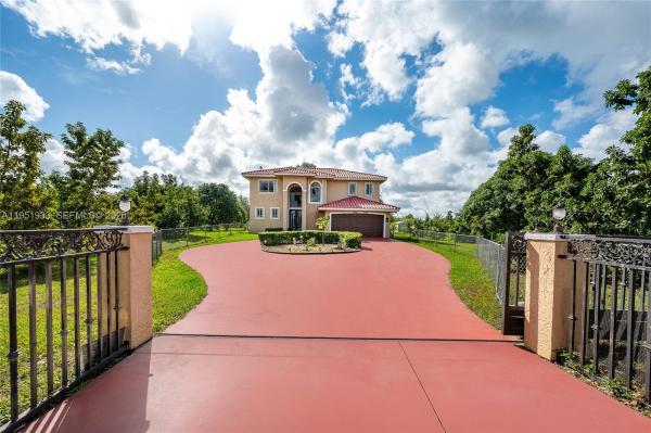 19520 SW 206th St, Unincorporated Dade County, Florida 33187, image 1
