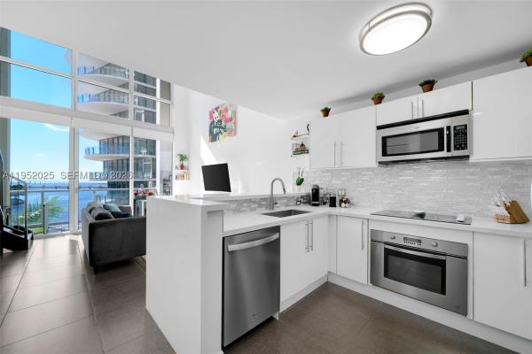 Met 1, 300 S Biscayne Blvd #L-410, Miami, Florida 33131, image 3