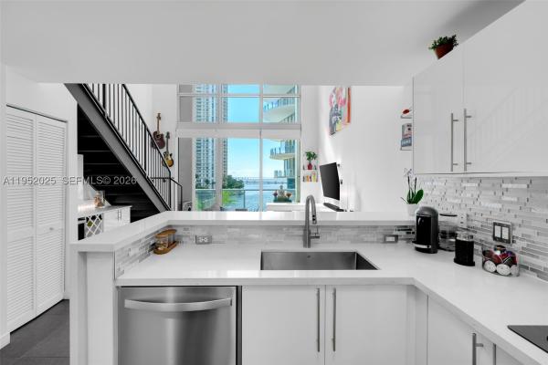 Met 1, 300 S Biscayne Blvd #L-410, Miami, Florida 33131, image 2