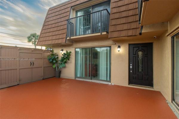 Camelot Gardens, 2566 Lakeview Ct, Cooper City, Florida 33026, image 3