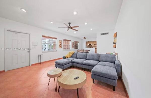 Colonial Manor West, 2424 NE 9th St #307, Fort Lauderdale, Florida 33304, image 2