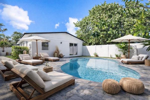 Tropical Manors, 416 NE 29th St, Wilton Manors, Florida 33334, image 1