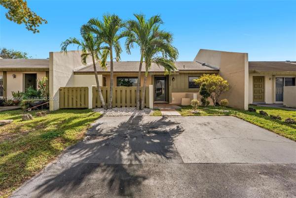 Devon Aire Villas, 12234 SW 114th Ter, The Crossings, Florida 33186, image 2