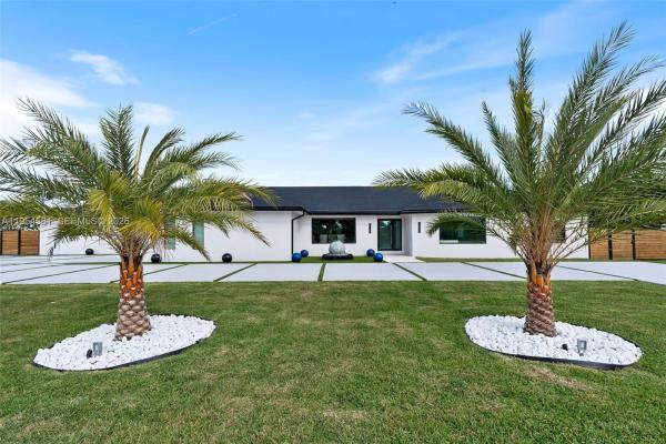 Tripletts, 12425 SW 226th St, Goulds, Florida 33170, image 1