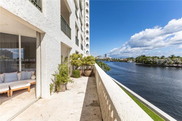 Bella Vista Mid Rise North, 20165 NE 39th Pl #303, Aventura, Florida 33180, image 2