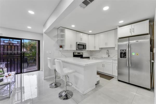 Lake Village At International Lake Townhouses, 12233 SW 24th Ter #35, Tamiami, Florida 33175, image 3