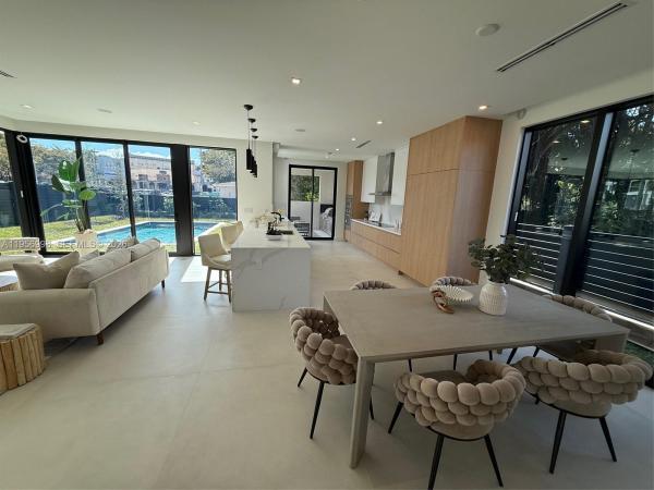 De Hedouvilles, 3200 Thomas Ave, Miami, Florida 33133, image 2