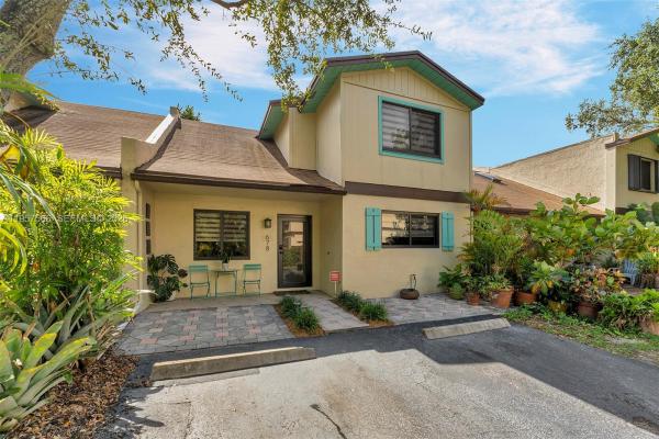 Country Squire, 678 NE 1st St, Dania Beach, Florida 33004, image 2