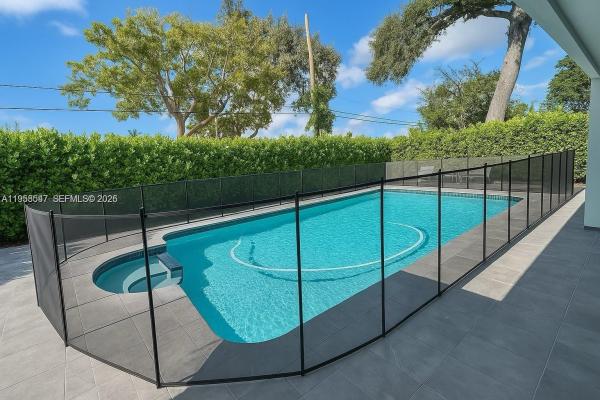 Highland Manor, 575 NE 179th Dr, North Miami Beach, Florida 33162, image 1