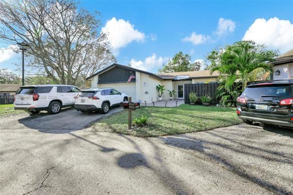 13416 SW 108th St Cir N, Unincorporated Dade County, Florida 33186, image 1