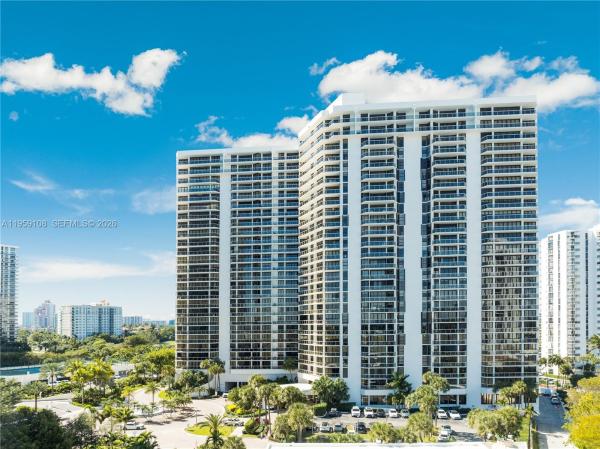 Hamptons West, 20281 E Country Club Dr #M6, Aventura, Florida 33180, image 2