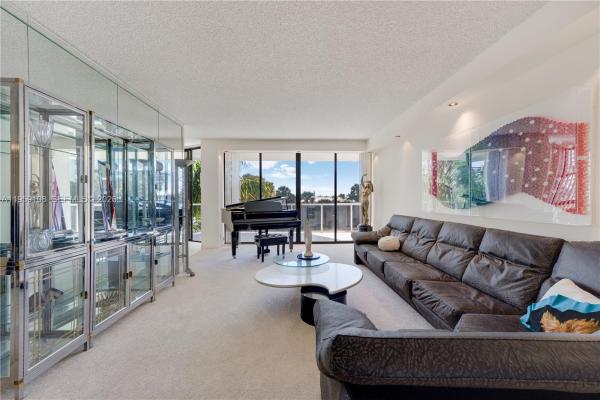 Hamptons West, 20281 E Country Club Dr #M6, Aventura, Florida 33180, image 3