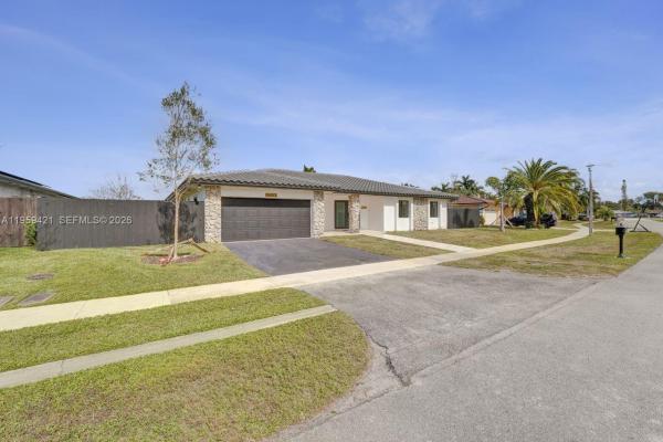 Bonaventure Lakes, 16653 Golfview Dr, Weston, Florida 33326, image 2