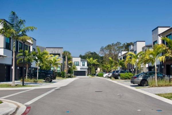 Emory Townhomes, 8352 NW 7th Pl, Plantation, Florida 33324, image 2