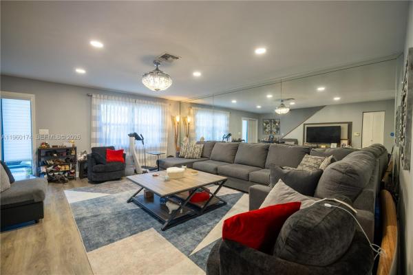 Villager Townhomes, 898 NW 47th St, Deerfield Beach, Florida 33064, image 2