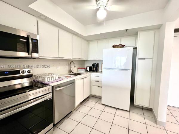 Waterview 2, 20515 E Country Club Dr #649, Aventura, Florida 33180, image 1