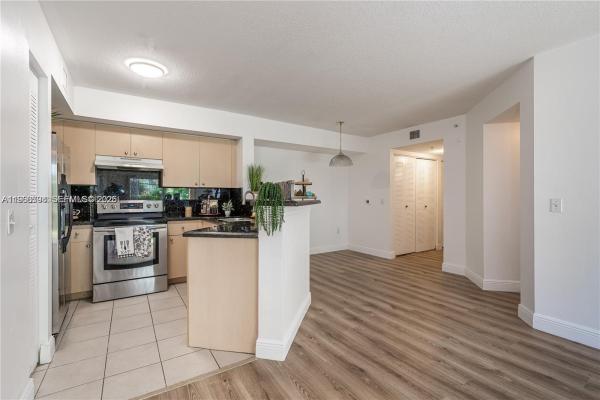 Emerald Isle At Laguna Lakes, 4280 San Marino Blvd #102, West Palm Beach, Florida 33409, image 2
