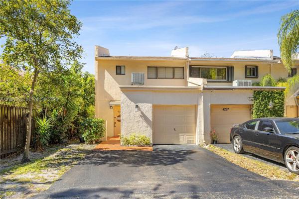 Colonial Lakes Villas Of Stirling Pointe, 4299 N 76th Ave, Davie, Florida 33024, image 1