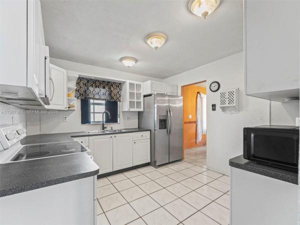 Pinewood Park, 811 NW 112th St, Pinewood, Florida 33168, image 2