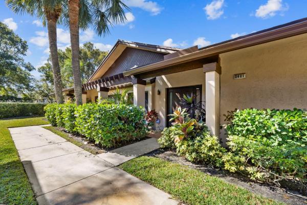 Applewood Village 1, 2621 N Carambola Cir N #1707, Coconut Creek, Florida 33066, image 2