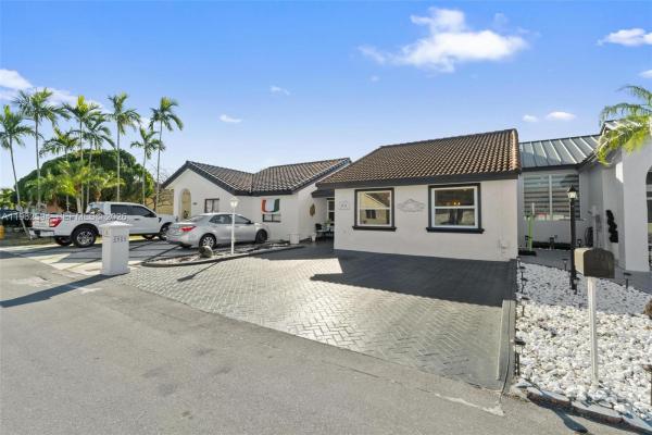 Bird Lakes Townhouses, 4816 SW 145th Ave, Kendale Lakes, Florida 33175, image 3