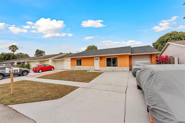 Brentwood Lakes, 6189 Moonbeam Dr, Lake Worth, Florida 33463, image 2