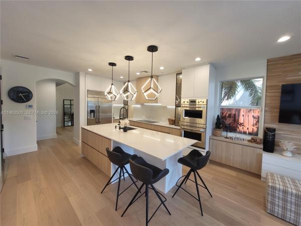 Grandeur, 1372 Bayview Dr, Fort Lauderdale, Florida 33304, image 2
