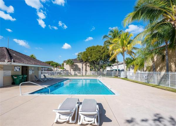Weitzer Serena Lakes Townhomes, 14066 SW 179th Ter, Richmond West, Florida 33177, image 3