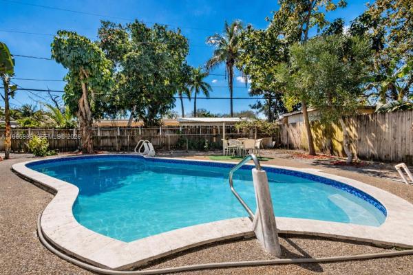 120 NE 175th St, Unincorporated Dade County, Florida 33162, image 1