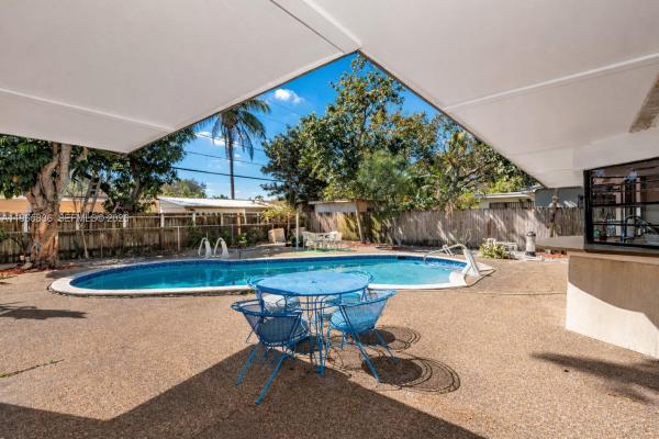 Gia Manor, 120 NE 175th St, Miami, Florida 33162, image 2
