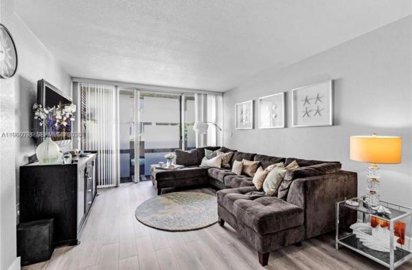 Pinebark, 830 NW 87th Ave #303, Fountainebleau, Florida 33172, image 2