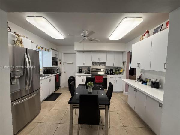 Heftler Homes, 4012 SW 102nd Ct, Westwood Lakes, Florida 33165, image 3
