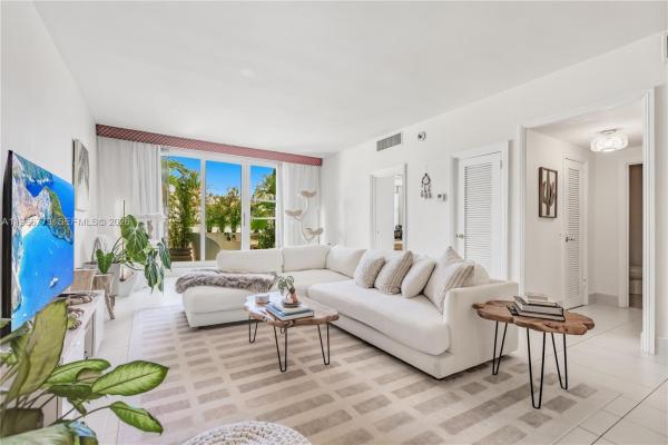 The Carriage Club, 5001 Collins Ave #1K, Miami Beach, Florida 33140, image 2