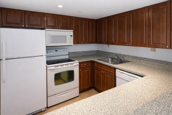 Hampton Court, 5821 Washington St #32, Hollywood, Florida 33023, image 3