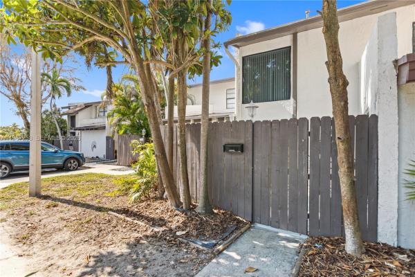 Snapper Creek Townhouses, 6502 SW 114th Ave, Kendall, Florida 33173, image 3
