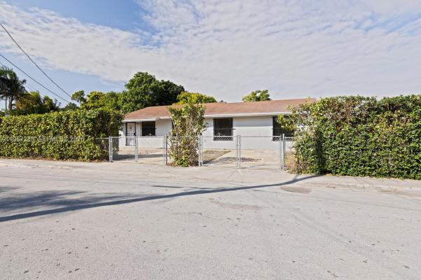 Ewings, 522 SW 3rd Ave, Homestead, Florida 33030, image 2