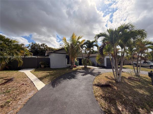 Country Lake Manors, 6080 NW 199th St, Country Club, Florida 33015, image 2