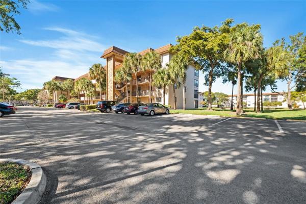 Lakes Of Carriage Hills, 4950 E Sabal Palm Blvd #310, Tamarac, Florida 33319, image 1