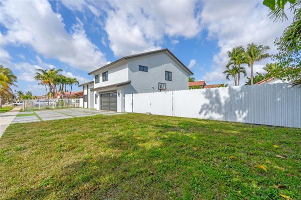 Country Lake Manors, 6325 NW 200th St, Country Club, Florida 33015, image 2