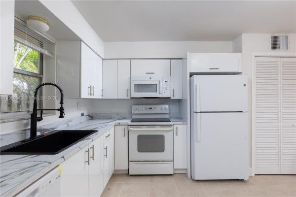 Hallandale Beach No HOA, 129 SE 4th St #2, Hallandale Beach, Florida 33009, image 1