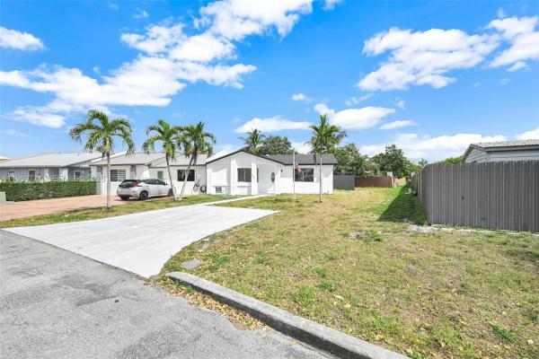 Lakes Of Acadia, 19635 NW 52nd Pl, Miami Gardens, Florida 33055, image 2