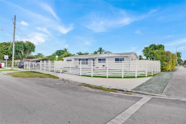 Heftler Homes, 5521 SW 104th Ave, Kendall, Florida 33165, image 2