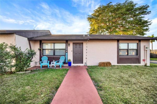 San Sebastian Townhouses, 4600 SW 136th Pl, Kendale Lakes, Florida 33175, image 3
