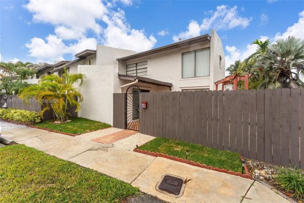 Snapper Creek Townhouses, 10915 SW 71st St, Kendall, Florida 33173, image 2