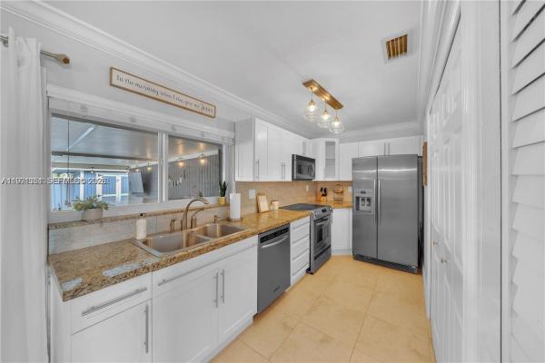 San Sebastian Townhouses, 4809 SW 135th Ct, Kendale Lakes, Florida 33175, image 3